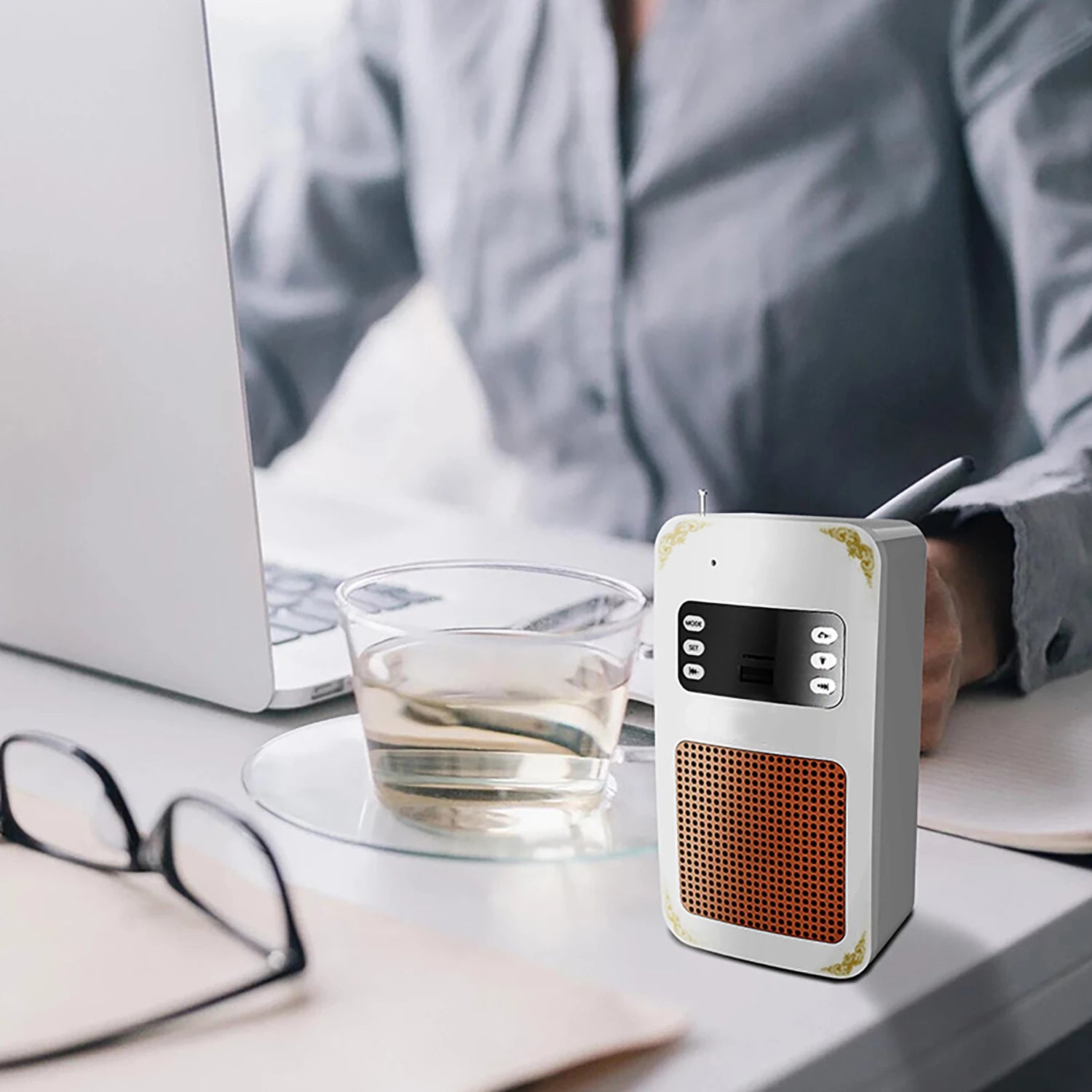 مكبر صوت بلوتوث SQ-669 يثبت على الحائط مع مصباح وتشغيل MP3 وتحكم عبر التطبيق